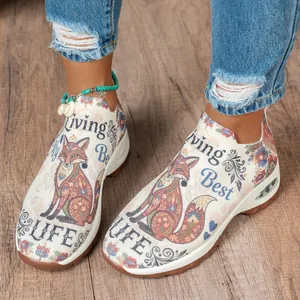 Gros plan sur mocassins femme avec motif renard coloré et texte Living My Best LIFE.