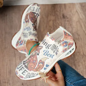 Vue détaillée des chaussures de marche à enfiler avec talon à coussin d'air et motif renard