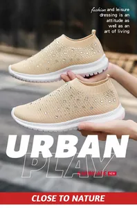 Dettaglio delle sneaker traspiranti in maglia beige da donna con eleganti strass