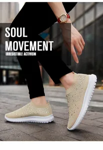 Primo piano di sneakers in maglia beige con strass scintillanti in un contesto urbano.