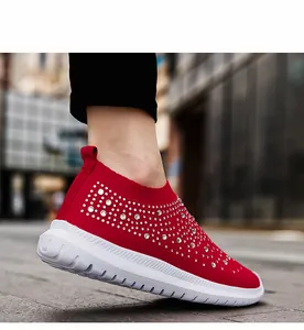 Scarpe slip-on rosse in rete traspirante per donna con dettagli in strass lucidi.