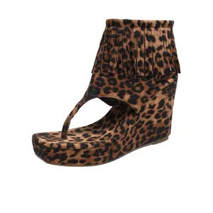Sandales compensées léopard élégantes avec franges western et design à entre-doigts
