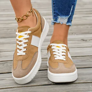Gros plan de baskets décontractées pour femmes en daim beige avec semelles blanches épaisses