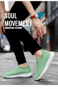 Primo piano di sneakers in maglia verde con strass scintillanti e traspiranti.
