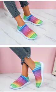 Dettaglio di sneakers slip-on in maglia arcobaleno con brillanti decorazioni in strass