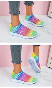 Vista dettagliata delle scarpe flyknit arcobaleno con strass su una suola bianca.