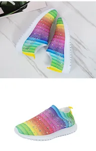 Vista dettagliata delle scarpe in maglia arcobaleno con decorazioni in strass scintillanti