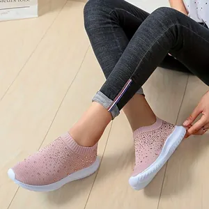 Primo piano di sneaker in maglia traspirante rosa con decorazioni in strass