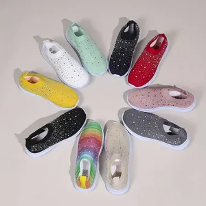 Sneakers slip-on colorate in maglia con strass mostrate in diverse tonalità vivaci.