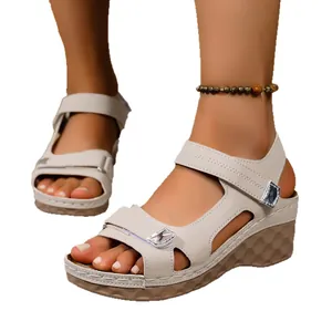 Sandales compensées d'été beiges pour femmes avec sangles velcro réglables confortables