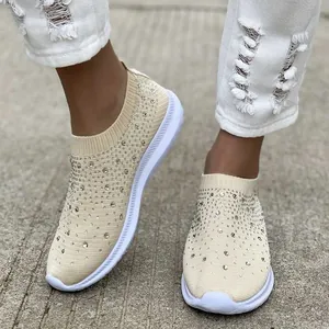 Vista dettagliata delle sneakers slip-on beige in maglia traspirante con strass decorativi
