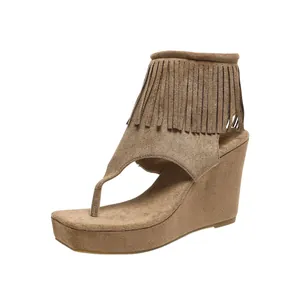 Sandales compensées bohèmes en daim marron avec franges et lanière d'orteil confortable