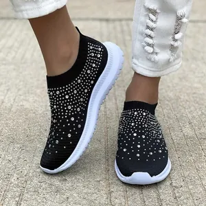 Primo piano dettagliato di sneaker in maglia nera con eleganti accenti in strass