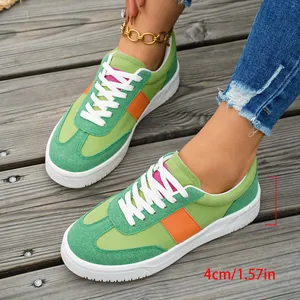 Détail montrant le talon plateforme de 4 cm sur des baskets vertes pour femmes