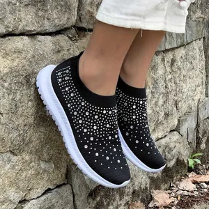 Vista dettagliata di sneaker da donna in maglia nera traspirante con strass luccicanti