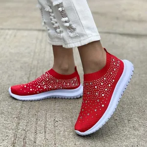 Sneakers rosse traspiranti in maglia con strass brillanti e suole bianche gommate