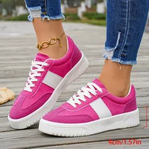 Gros plan de baskets à plateforme fuchsia avec une hauteur de talon de 4 cm.