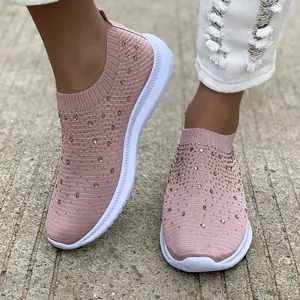Dettaglio ravvicinato di sneaker rosa in tessuto traspirante con strass scintillanti