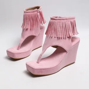 Vue détaillée de sandales compensées roses à franges tendance de style western classique