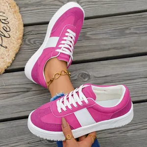 Vue détaillée des baskets de loisirs roses et blanches en daim pour femmes à la mode