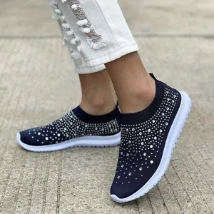 Vista dettagliata delle sneakers in maglia blu navy con decorazioni di strass brillanti