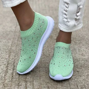 Primo piano di sneakers Flyweave verde menta con dettagli in strass scintillanti