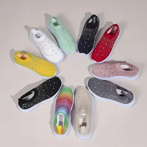 Vista dall'alto di sneaker multicolore in maglia traspirante con dettagli in strass.