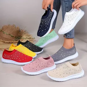 Dettaglio delle sneaker da donna traspiranti in maglia con decorazioni in strass.