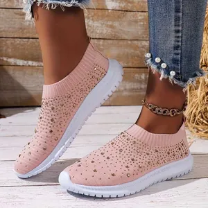 Primo piano di sneakers in maglia rosa traspirante con decorazioni in strass