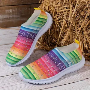 Dettaglio delle sneakers fly-knit sfumate arcobaleno con decorazioni in strass.
