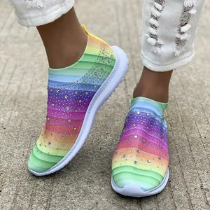 Dettaglio di scarpe fly-knit arcobaleno con decorazioni in strass brillanti e fini