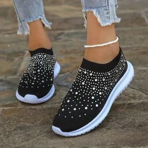 Vista dettagliata di scarpe da ginnastica nere da donna in maglia con strass lucenti