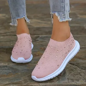 Dettaglio di sneaker rosa traspiranti in maglia con strass brillanti