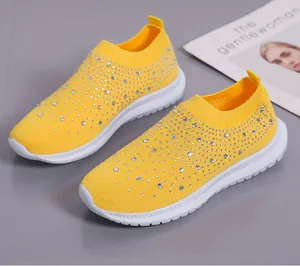 Sneakers slip-on in maglia giallo brillante con strass trasparenti scintillanti