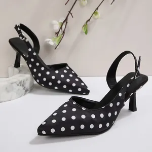 Vue détaillée des escarpins slingback en satin noir à pois blancs avec talons aiguilles