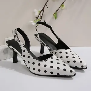 Vue détaillée d'escarpins en satin blanc à pois noirs classiques élégants