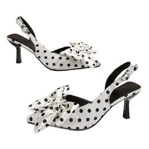 Sandales slingback élégantes en satin blanc à pois noirs avec un grand nœud décoratif
