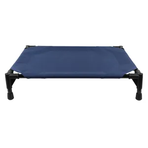 Lettino da campeggio blu rialzato per cani di piccola e media taglia con telaio nero.