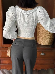 Camicetta sexy in cotone bianco ricamata con maniche a sbuffo e vita sciancrata