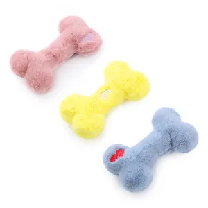 Set di tre giocattoli colorati in peluche a forma di osso per cani con dettaglio cuore