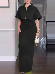 Elegante conjunto negro de dos piezas con camisa corta y falda larga para mujer