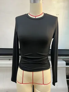 Detailansicht eines schwarzen, figurbetonten Damen-T-Shirts mit langen Ärmeln auf Mannequin