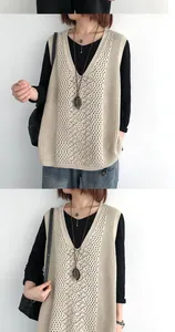 Dettaglio del gilet in maglia beige con scollo a V e motivo traforato retrò