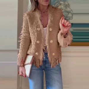 Detailansicht einer modischen khakifarbenen Fransenjacke mit eleganten goldenen Knöpfen.