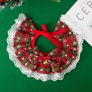 Feestelijke kerstslabbetje voor huisdieren met rood ruitpatroon, kant en goud klokje