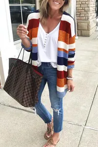 Detalle de una vibrante chaqueta de punto de rayas multicolores para estilo urbano