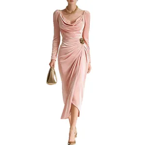 Elegantes rosa Samtkleid mit langen Ärmeln, modischen Falten und einem Seitenschlitz