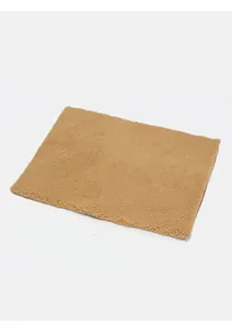 Detalle de la textura de la alfombra autocalentable de lana de cordero para mascotas