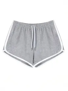 Dettaglio pantaloncini sportivi grigi da donna con bordo bianco e coulisse regolabile
