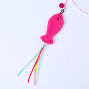 Primer plano de un juguete de peluche para gatos con forma de pez rosa y cascabel